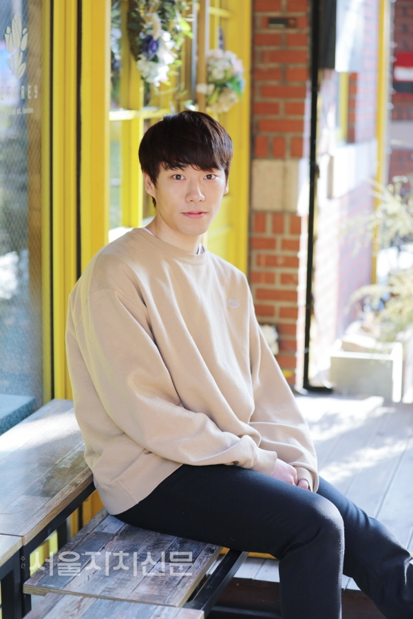 ▲ 배우 백동현이 대학로 한 카페에서 인터뷰를 진행하고 있다. ㅣ 사진 김수현 기자