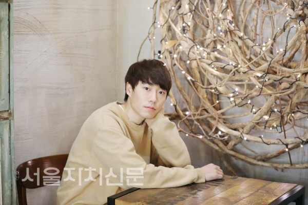 ▲ 배우 백동현이 대학로 한 카페에서 인터뷰를 진행하고 있다. ㅣ 사진 김수현 기자