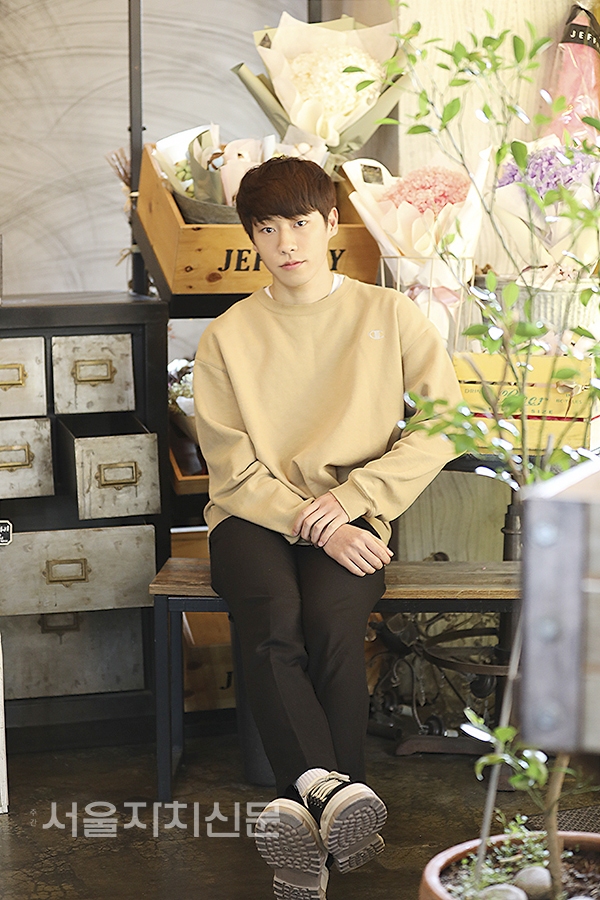 ▲ 배우 백동현이 대학로 한 카페에서 인터뷰를 진행하고 있다. ㅣ 사진 김수현 기자