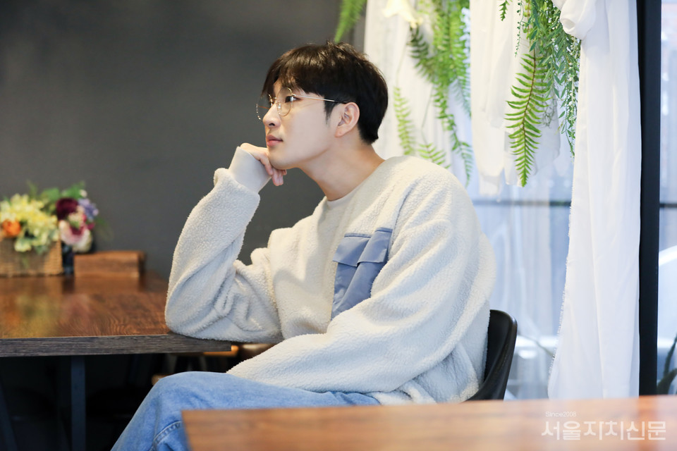 ▲ 배우 배나라가 지난 19일 대학로 한 카페에서 서울자치신문과 인터뷰를 진행하고 있다.