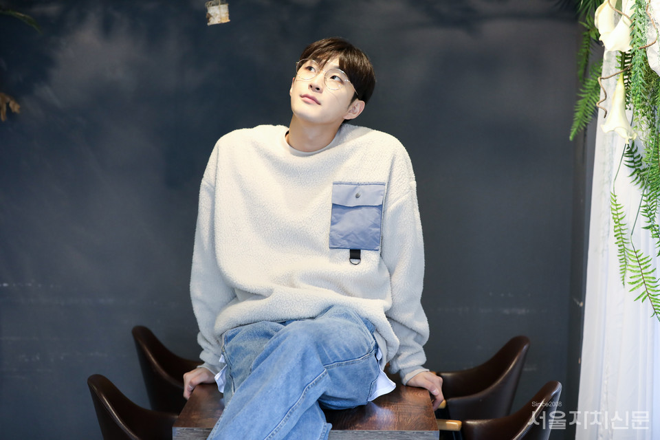 ▲ 배우 배나라가 지난 19일 대학로 한 카페에서 서울자치신문과 인터뷰를 진행하고 있다. ㅣ 사진 김수현 기자