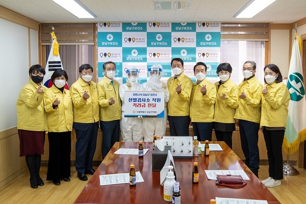 강남구의회 의원들이 관내 보건소에 격려금을 전달하고, 보건소 관계자들과 함께 기념촬영을 하고 있다. (우측에서 5번째 한용대 의장)