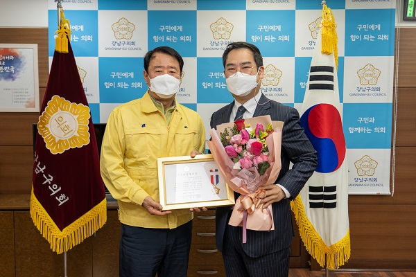 강남구의회 김세준 의원(오른쪽)이 한용대 강남구의회 의장과 함께 수상 기념촬영을 하고 있다.