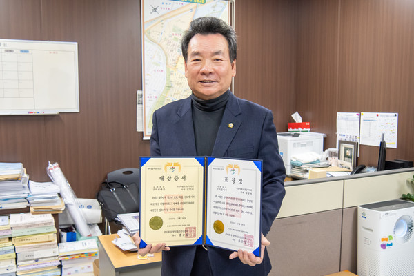 김형대 강남구의원이 제18회 대한민국 청소년 대상 수상 후 기념촬영을 하고 있다.