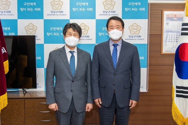 27일 한용대 의장이 강남구의회를 방문한 박경정 수서경찰서 서장과 기념촬영을 하고 있다.(우측 한용대 의장, 좌측 박경정 서장)