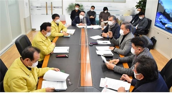 지역 주요현안에 대해 박진 국회의원과 정순균 강남구청장이 논의하는 모습