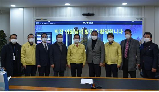 왼쪽부터 윤석민 사무국장, 이수진 강남구청 행정국장, 김진홍 강남구의원, 김현기 전서울시의원, 정순균 강남구청장, 박진 국회의원, 이호현 강남구청 복지생활국장, 이호귀 강남구의원, 김형대 강남구의원