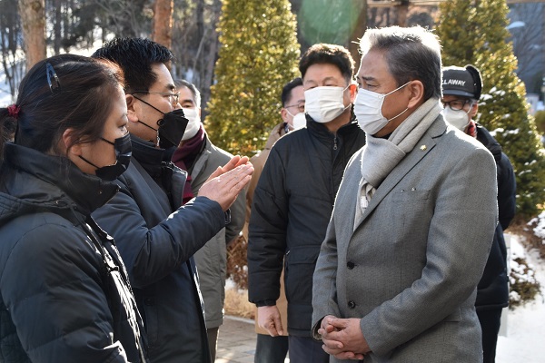 박진 의원이 환자 보호자들에게 현 상황을 듣고 있다.