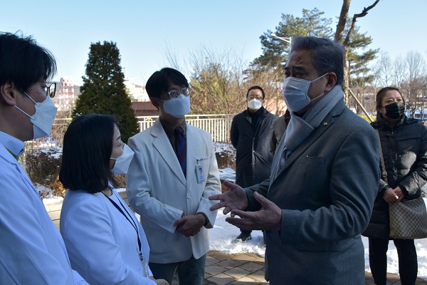 박진 의원이 구립행복요양병원 의료진에게 현 상황에 대해 질문하고 있다.