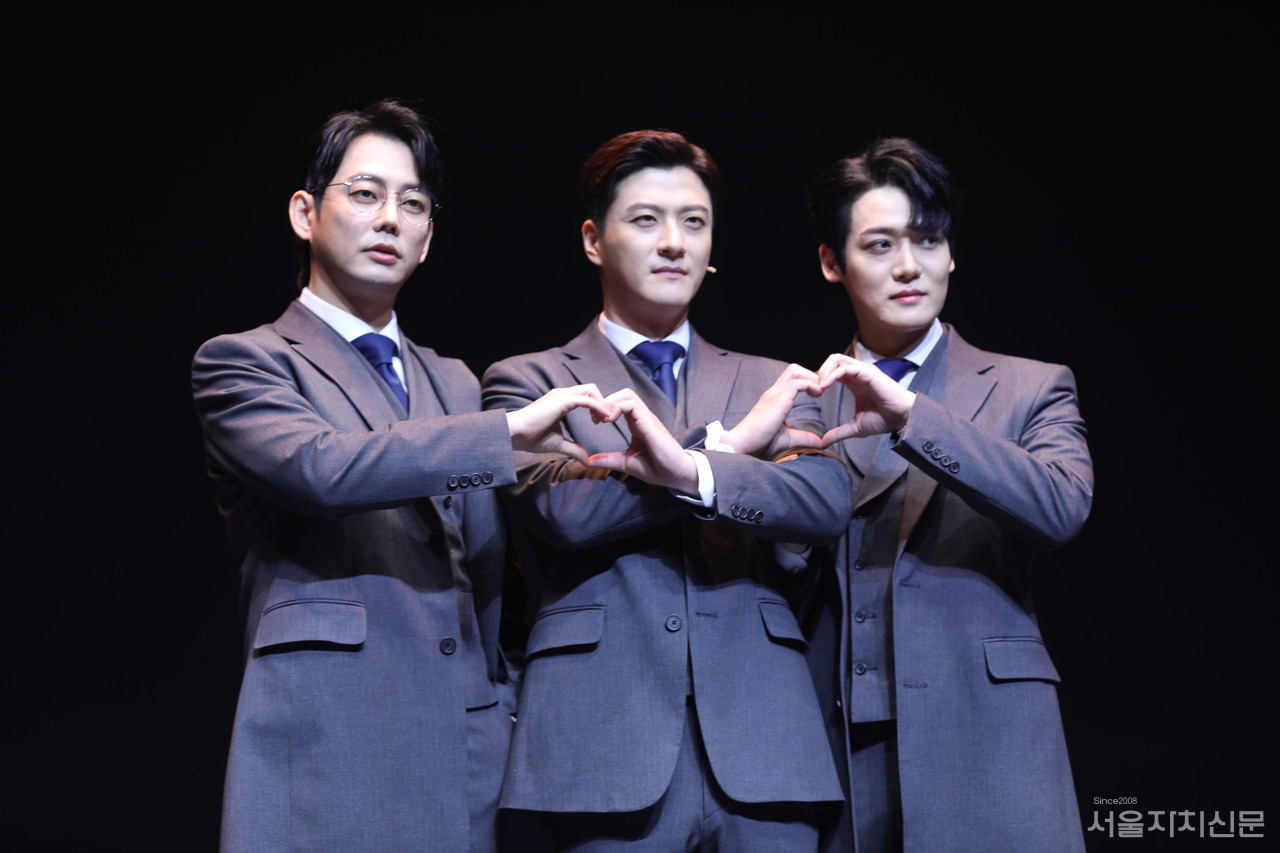 '루크'역의 배우 테이, 윤형렬, 양지원이 포토타임을 가지고 있다. ㅣ 사진 김수현기자