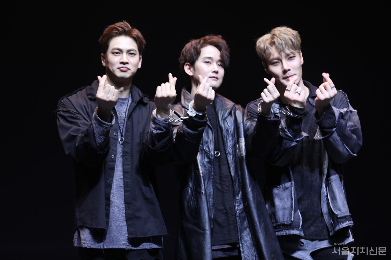 '테오'역의 배우 김산호, 임강성, 임정모가 포즈를 취하고 있다. ㅣ 사진 김수현 기자