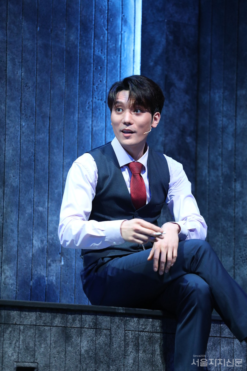 배우 노윤이 '계획' 장면을 시연하고 있다.