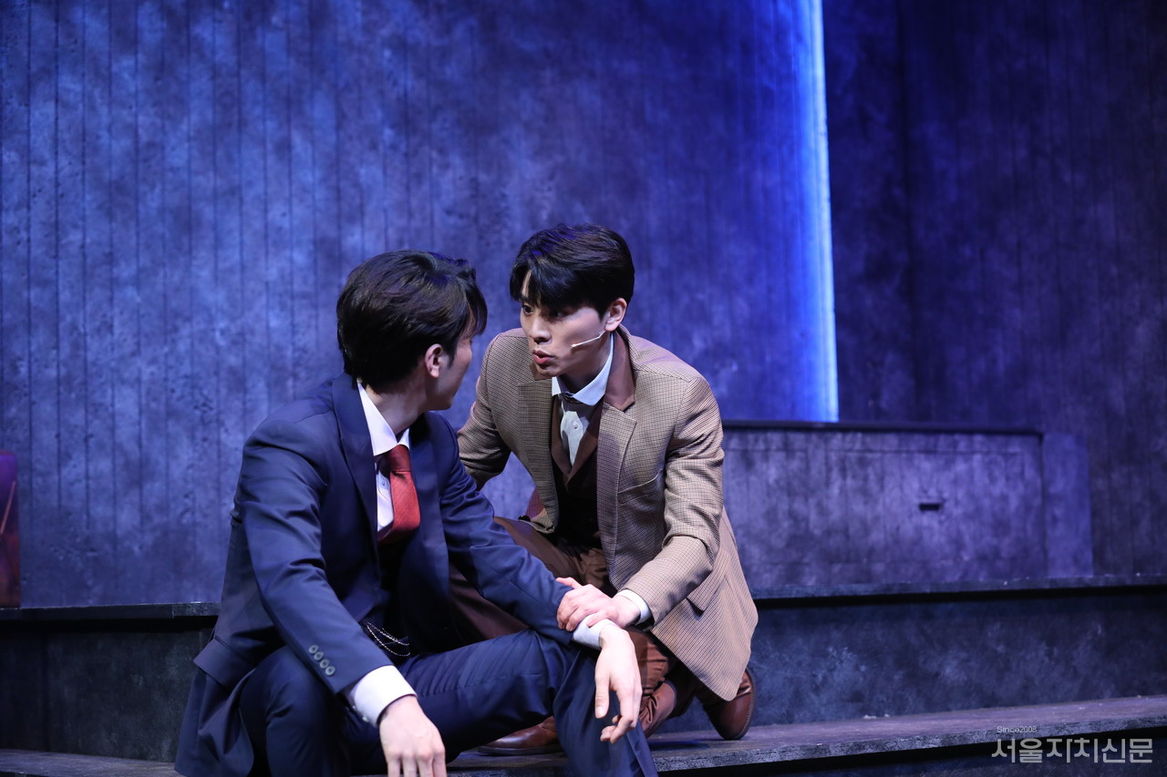 배우 김우석과 노윤이 '쓰릴 미' 장면을 시연하고 있다.