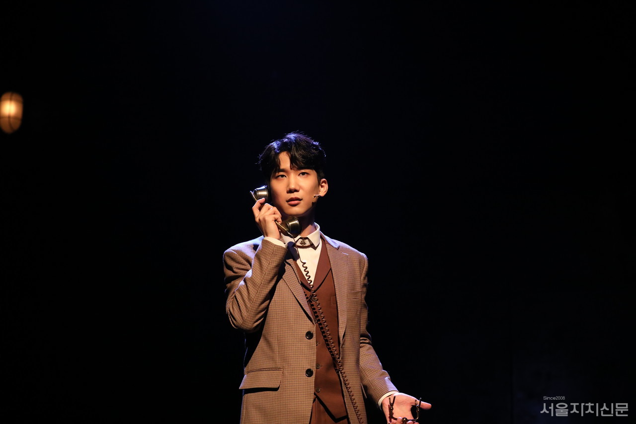 배우 김현진이 '내 안경' 장면을 시연하고 있다.