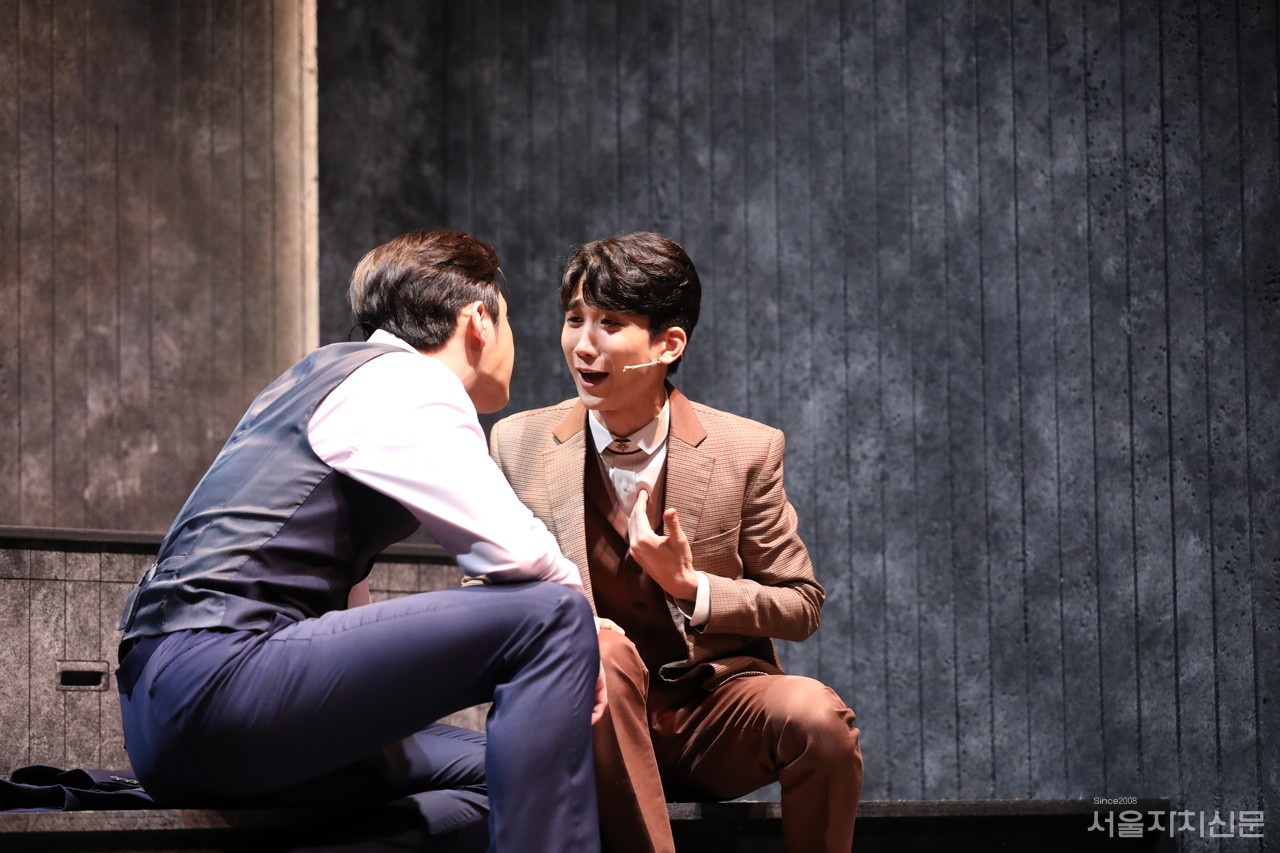 배우 배나라와 김현진이 '생각 중이죠' 장면을 시연하고 있다.