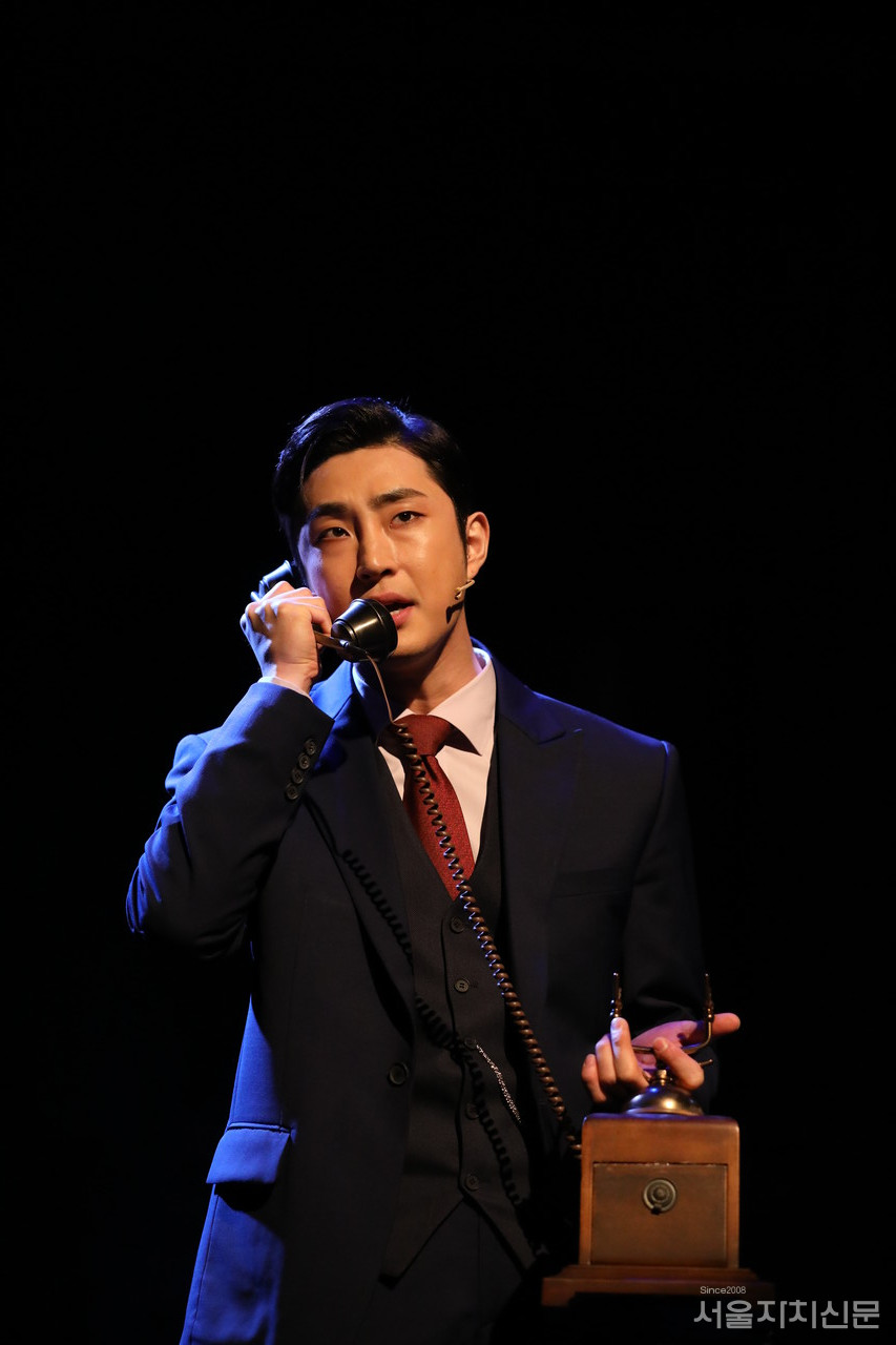 배우 배나라가 '내 안경' 장면을 시연하고 있다.