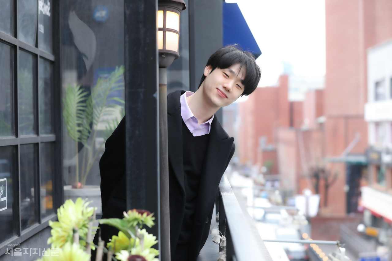 ▲ 배우 이봉준이 대학로에서 서울자치신문과 인터뷰를 진행하고 있다. ㅣ 사진 김수현 기자