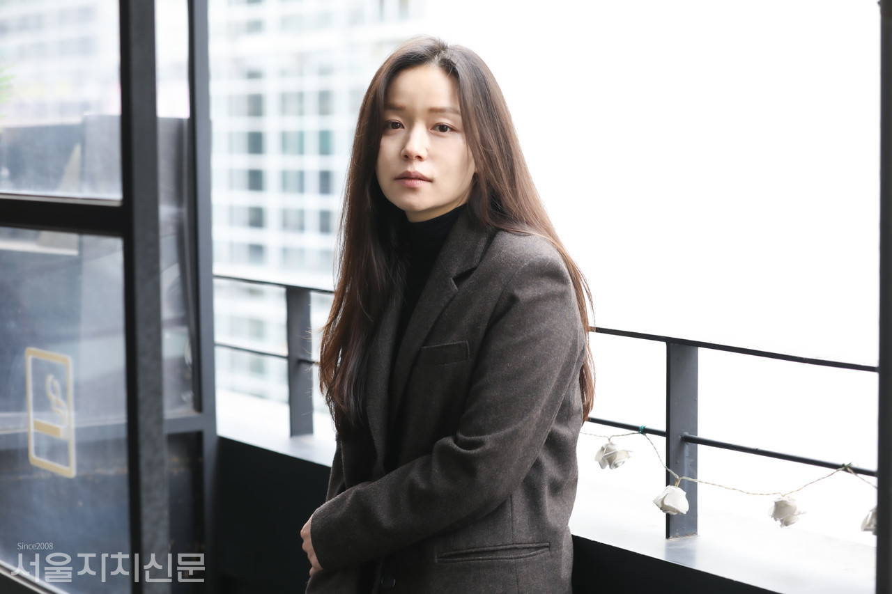 ▲ 배우 정운선이 대학로에서 서울자치신문과 인터뷰를 진행하고 있다. ㅣ사진 ⓒ 김수현 기자