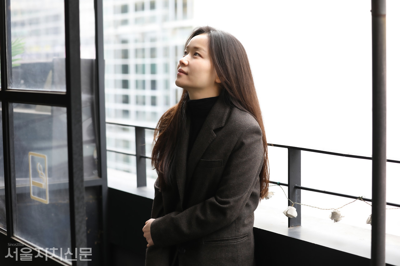 ▲ 배우 정운선이 대학로에서 서울자치신문과 인터뷰를 진행하고 있다. ㅣ 사진 김수현 기자