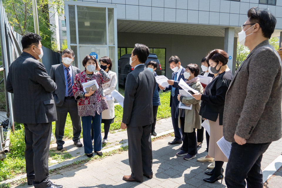 19일 강남 취·창업 허브센터 현장 부지에서 설명을 듣고 있는 행정재경위원회 위원들 ㅣ 제공 강남구의회