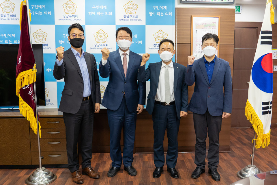 29일 한용대 의장(죄측에서 2번째)이 강남구상공회 김근호 회장(우측에서 2번째), 김평화 부회장(우측에서 1번째), 류인철 부회장(좌측에서 1번째)과 기념촬영을 하고 있다.