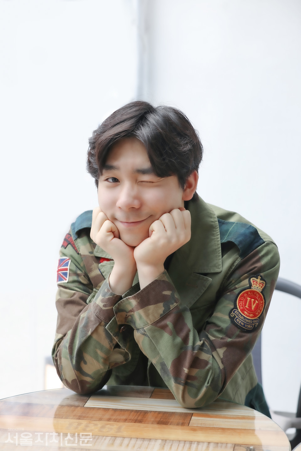 ▲ 배우 이준우가 지난 30일 대학로에서 서울자치신문과 인터뷰를 진행하고 있다. ㅣ 사진 ⓒ 김수현 기자