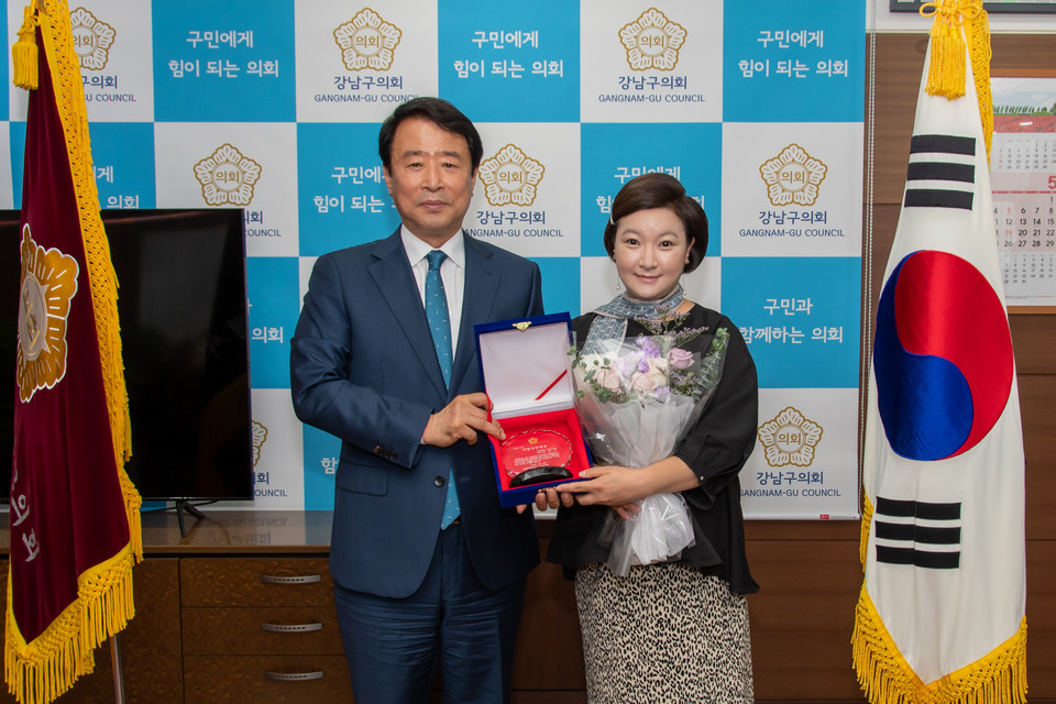 왼쪽부터 한용대 의장, 김현정 구의원