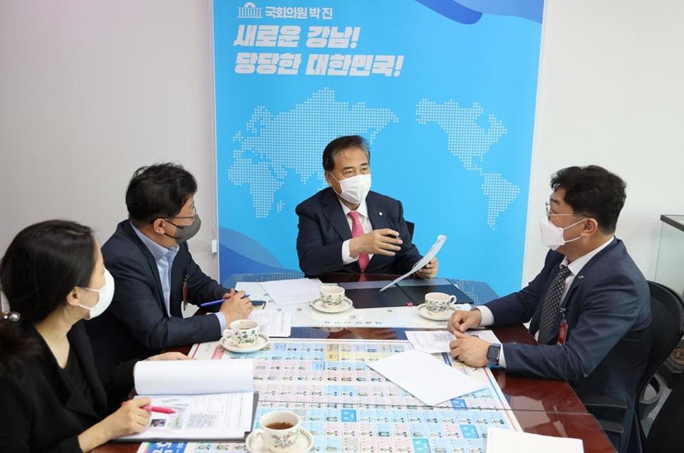 LH서울본부에 10년공공임대주택 등 지역현안에 대한 지원을 당부하는 모습 오른쪽부터 오영오 LH서울본부장, 박진의원, LH서울본부 주양규 주거복지처장, 최신애 단지사업부 차장