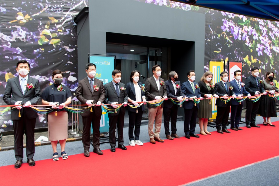 ‘2021 강남 인테리어 디자인위크’ 개막식에서 김영권 부의장을 비롯한 강남구의회 의원들이 테이프 커팅을 하고 있다.(우측에서 3번째 김영권 부의장)