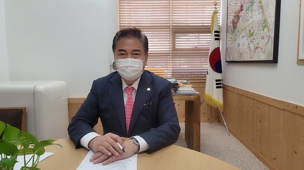 감염병전담요양병원 지정 취소관련해 인터뷰중인 박진 국회의원(국민의힘 강남을)