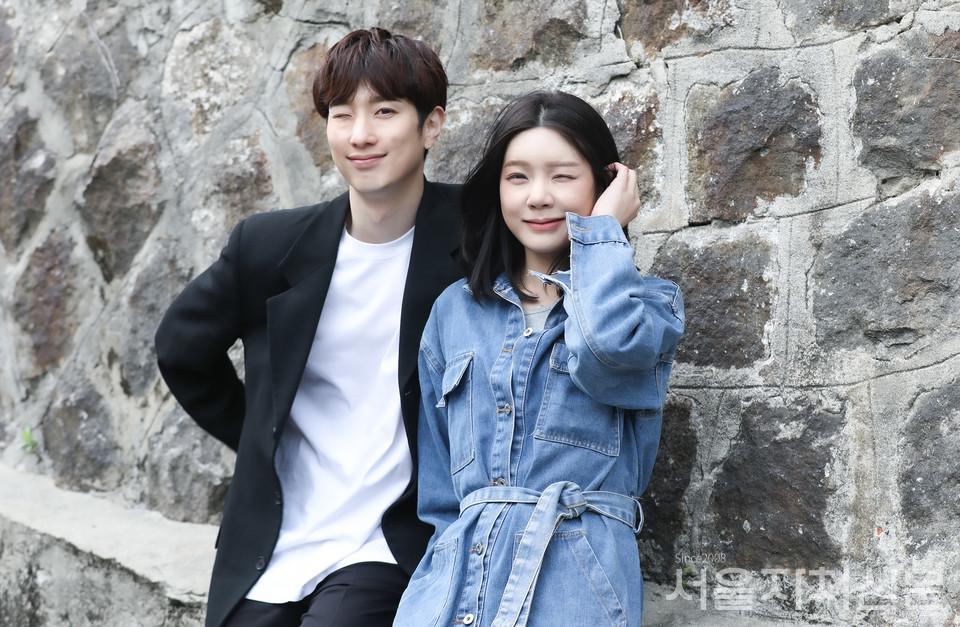 ▲ 배우 서동진과 홍미금이 대학로에서 서울자치신문과 인터뷰를 진행하고 있다. ㅣ사진 ⓒ 김수현 기자