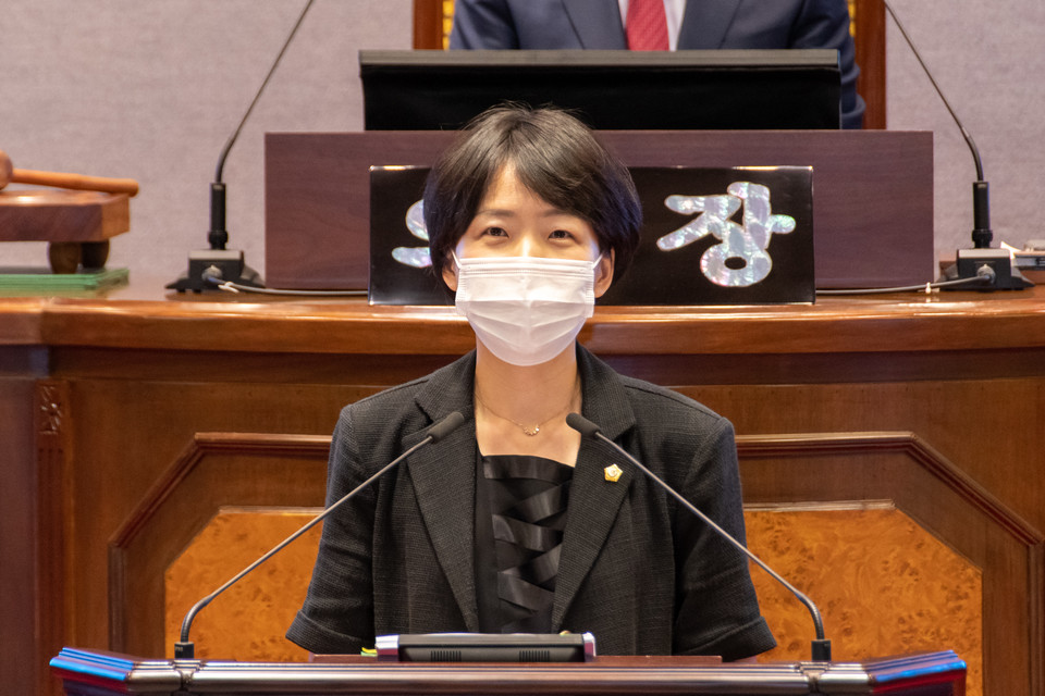 구정질문을 하고 있는 이도희 강남구의원