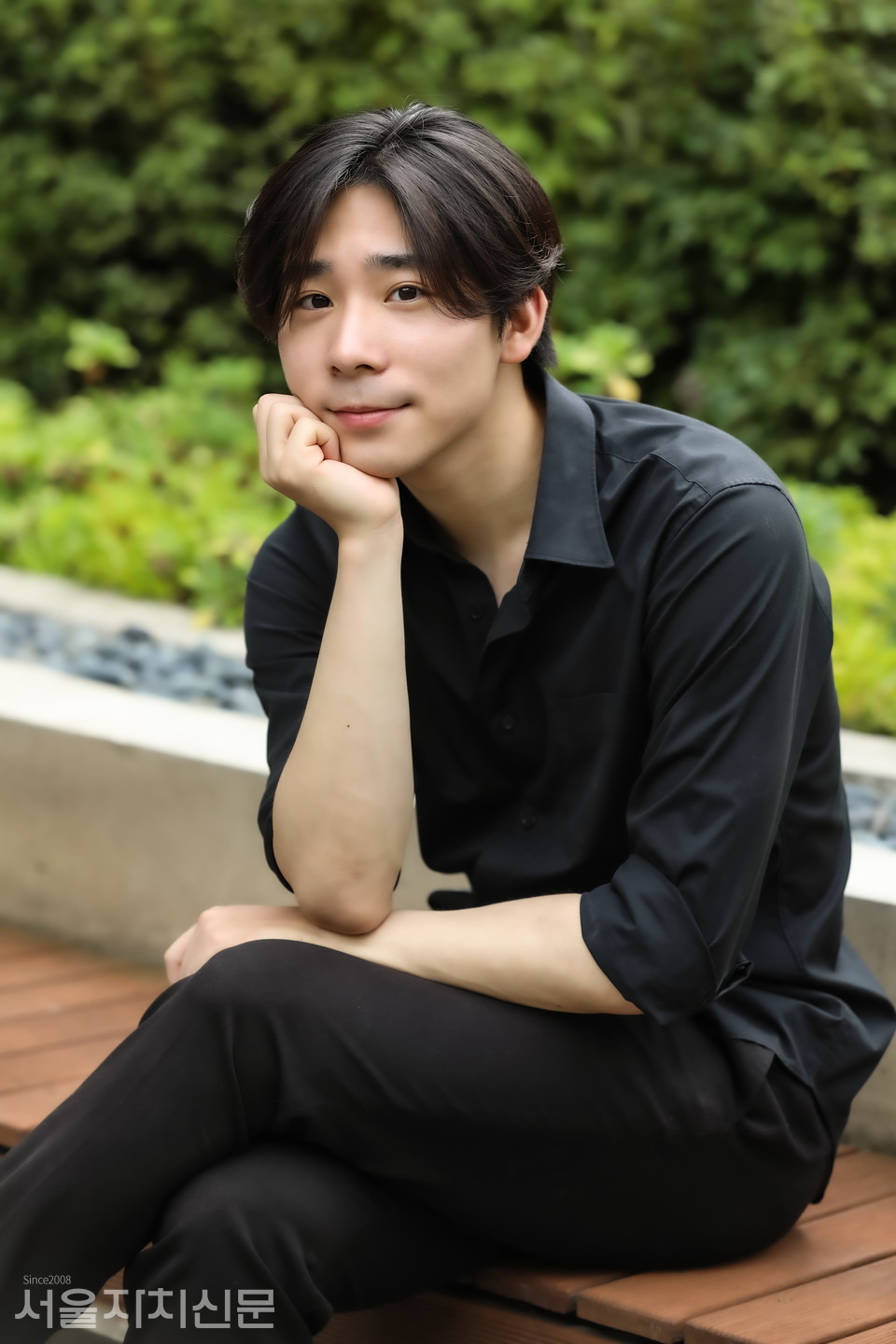 ▲ 배우 이준우가 대학로에서 서울자치신문과 인터뷰를 진행하고 있다. ㅣ사진 ⓒ 김수현 기자