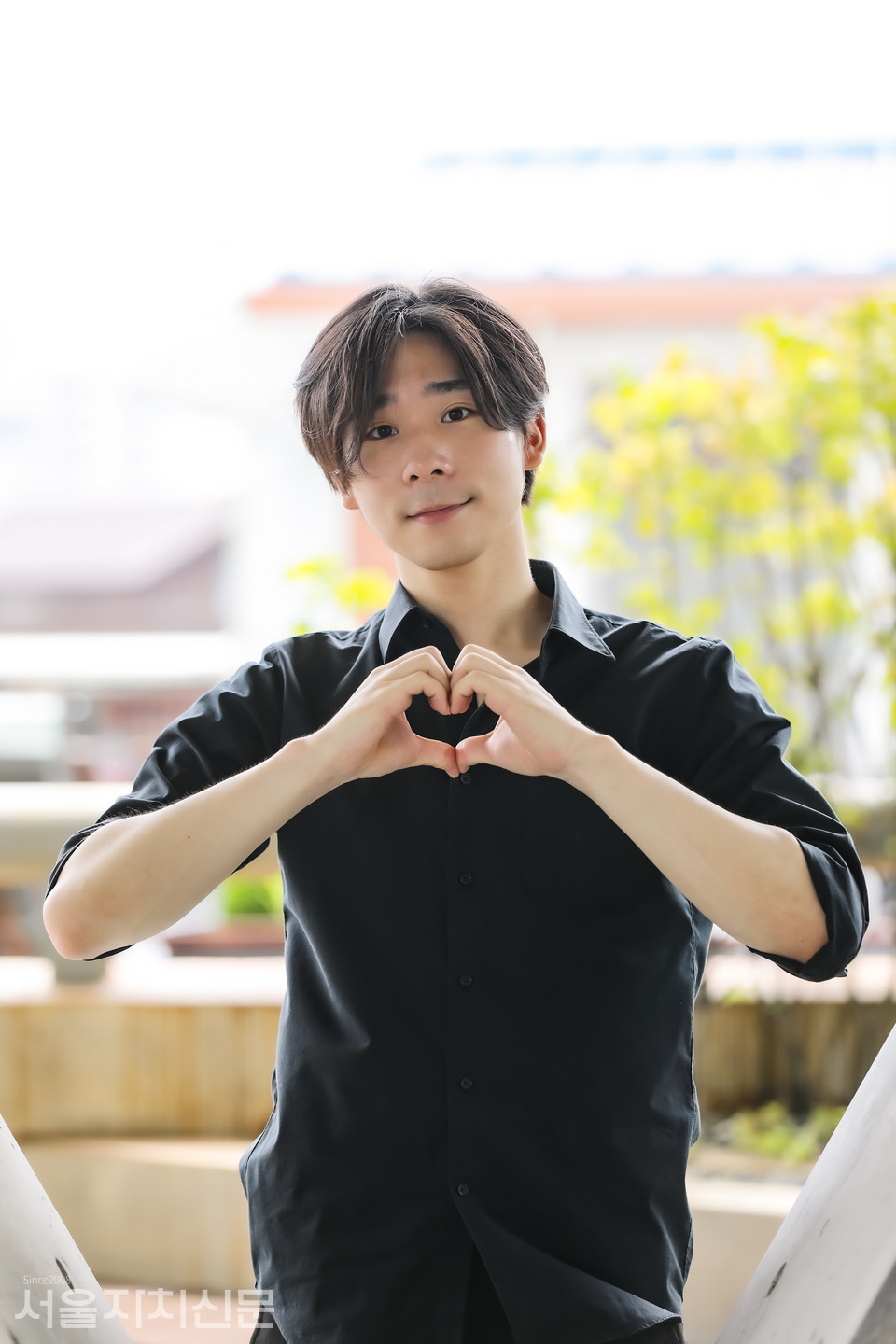 ▲ 배우 이준우가 대학로에서 서울자치신문과 인터뷰를 진행하고 있다. ㅣ사진 ⓒ 김수현 기자