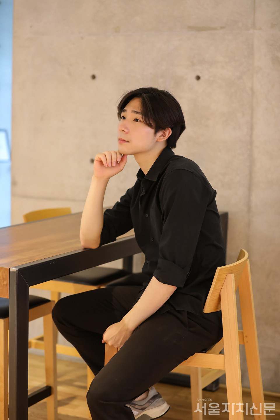 ▲ 배우 이준우가 대학로에서 서울자치신문과 인터뷰를 진행하고 있다. ㅣ사진 ⓒ 김수현 기자