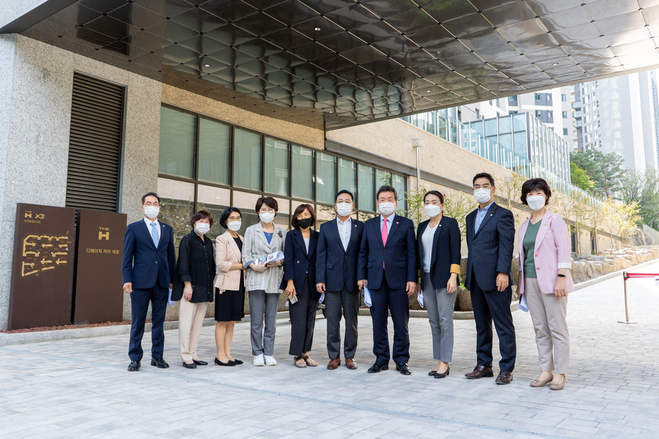 13일 복지도시위원회 위원들이 일원동 디에이치자이개포 도서관과 체육시설을 둘러본 뒤 기념촬영을 하고 있다.