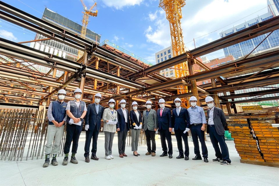 역삼문화공원 지하 공영주차장 건설 현장을 방문해 구청 관계자로부터 추진과정과 운영계획을 보고받은 뒤 기념촬영을 하고 있다.