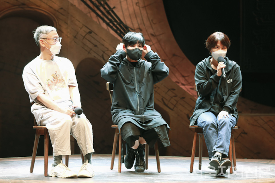 왼쪽부터 서병구 안무가, 김성수 안무감독, 이희준 작가ㅣ사진 ⓒ 김수현 기자