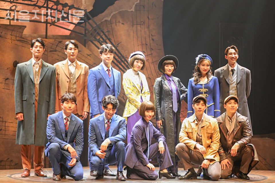 프레스콜에 참석한 배우들이 단체사진을 찍고 있다.ㅣ사진 ⓒ 김수현 기자 