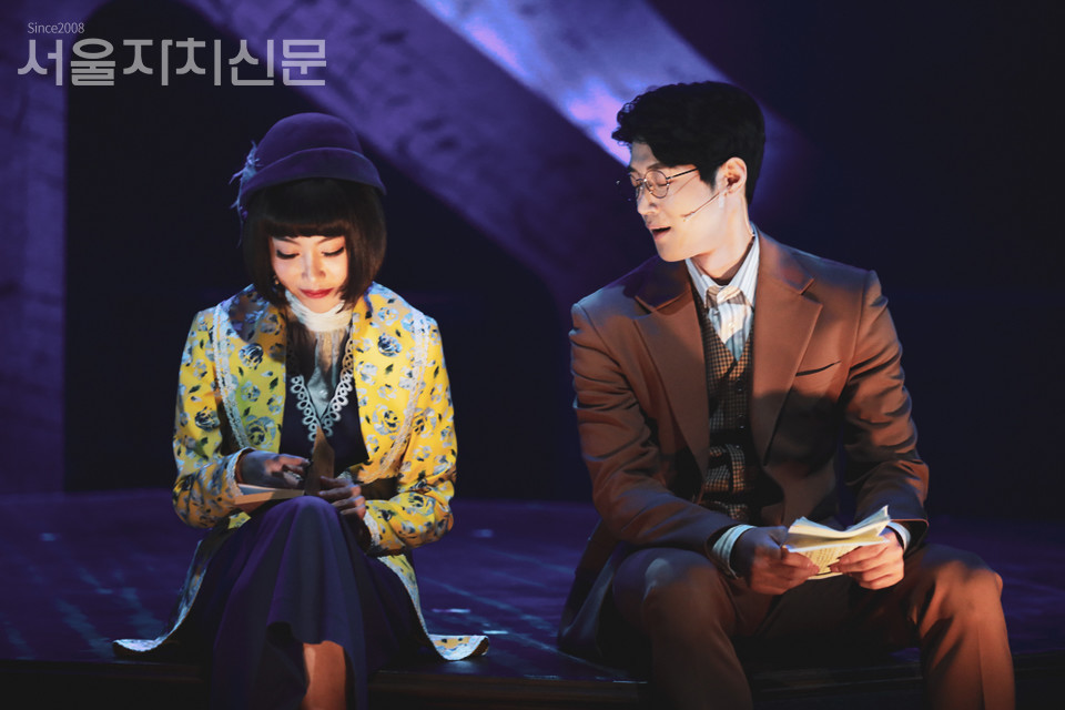 여은 배우와 박영수 배우가 '알 수 없네' 장면을 시연하고 있다. ㅣ사진 ⓒ 김수현 기자