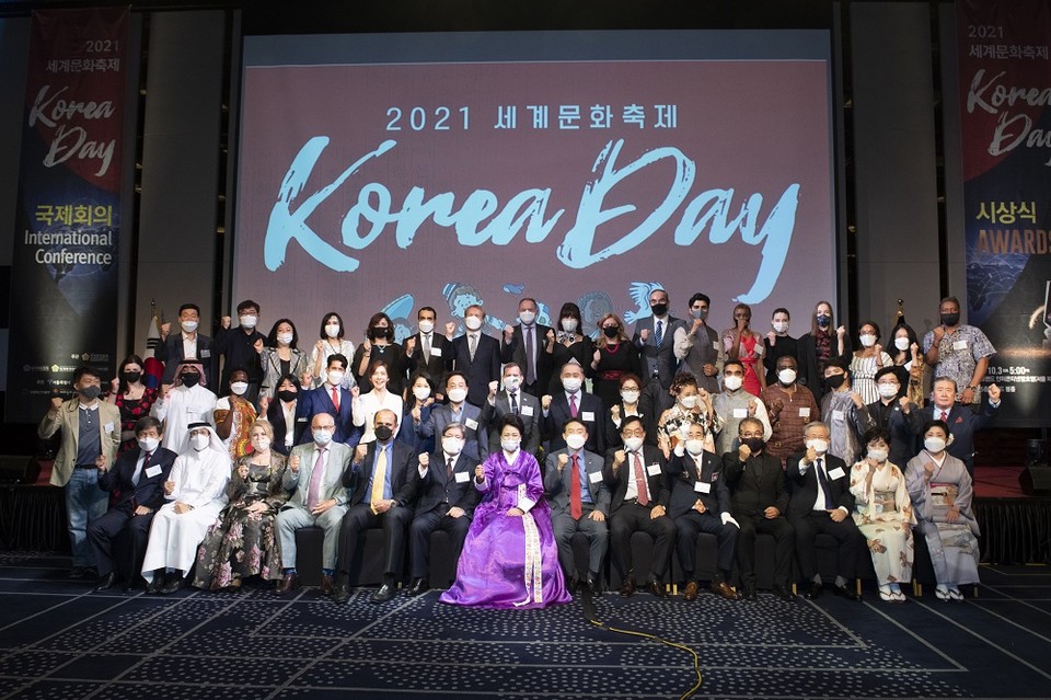 김석기 재외국민위원장, 김성곤 재외동포재단 이사장, 김덕룡 전 민주평통수석부의장, 태영호 국회의원, 박진 국회의원, 주한대사 60여 명 참석“2021년 Korea Day 세계문화축제 개최”, 