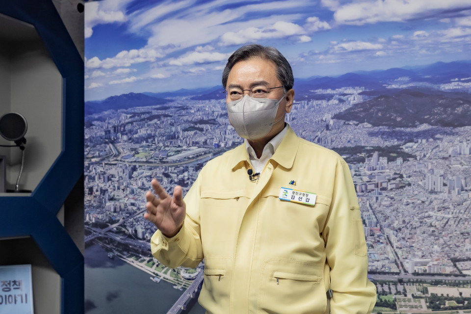 브리핑하는 김선갑 구청장