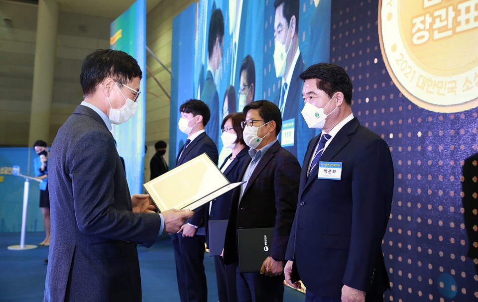 대한민국 소상공인대회에서 행정안전부 장관상 수상하는 박준희 관악구청장(오른쪽)