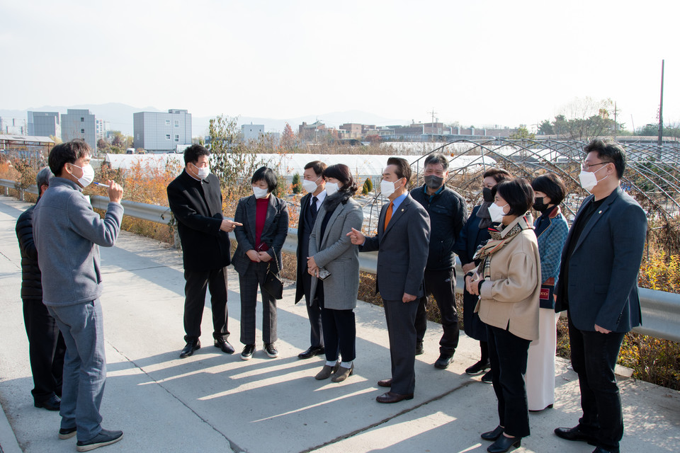 25일 강남구의회 행정재경위원회 위원들이 강남환경자원센터 인근 토지 매입지를 방문해 구청 관계자로부터 추진과정과 운영계획을 보고 받고 있다. (우측에서 3번째 김영권 부의장, 4번째 박다미 행정재경위원장) 