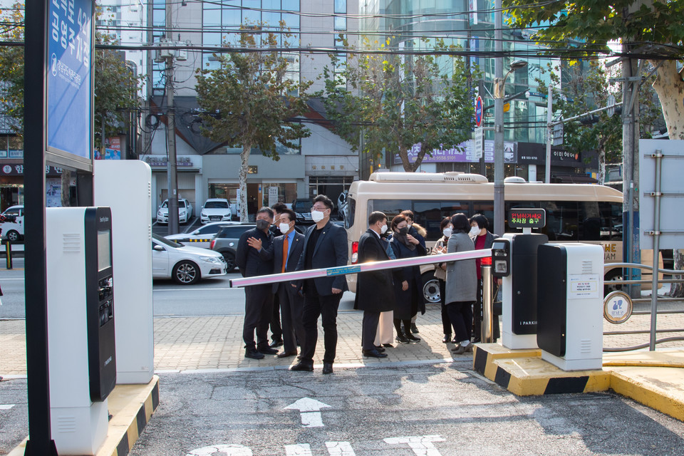 강남구의회 행정재경위원회 위원들이 도곡로 421 주차전용 공영주차장 부지를 둘러보고 있다.