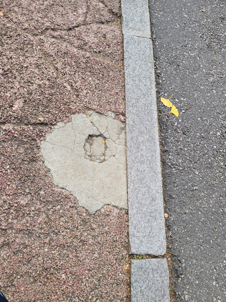 구민회관 앞 볼라드 철거 후 정비공사 한 모습 1(사진제공=이재민 의원)