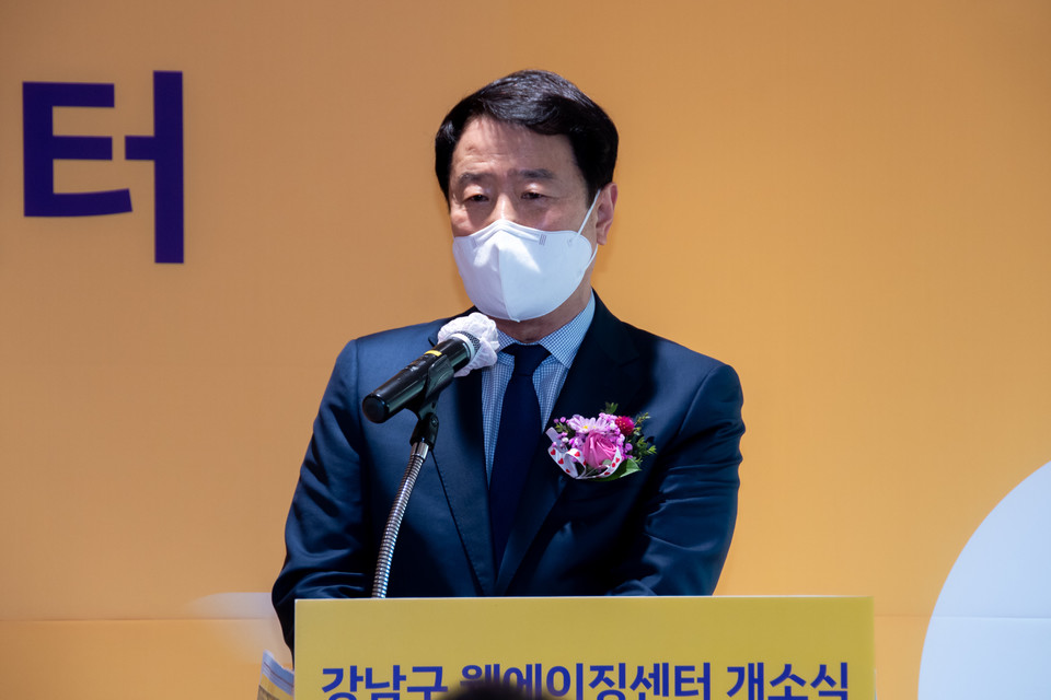 지난 16일 ‘강남구 웰에이징센터’ 개소식에서 강남구의회 한용대 의장이 축사를 하고 있다.