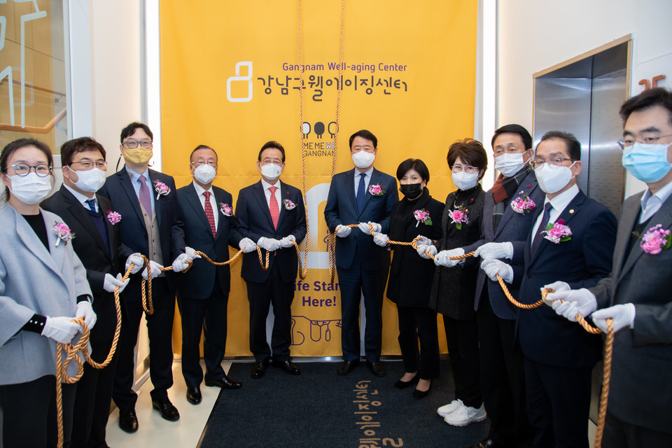 강남구의회 한용대 의장(오른쪽에서 6번째)과 의원들이 현판식을 앞두고 기념사진을 찍고 있다. 