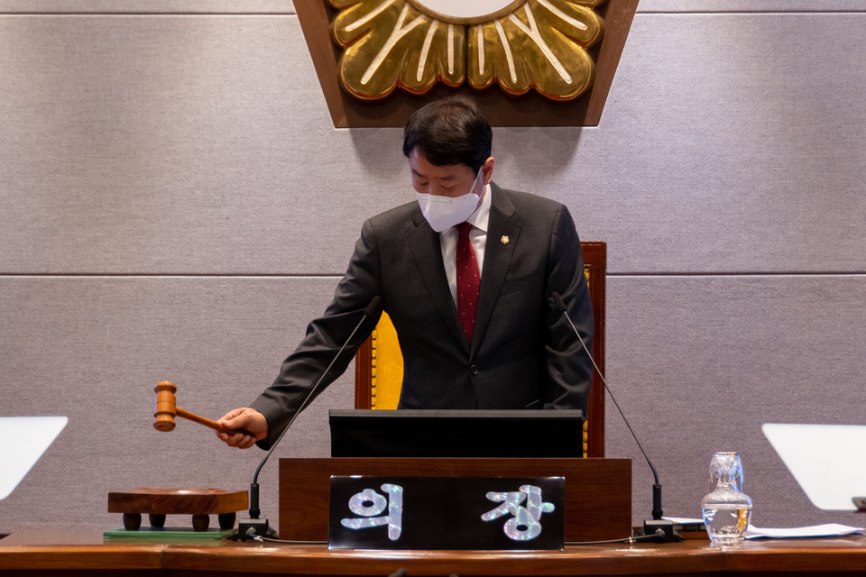 본회의를 진행하는 한용대 의장
