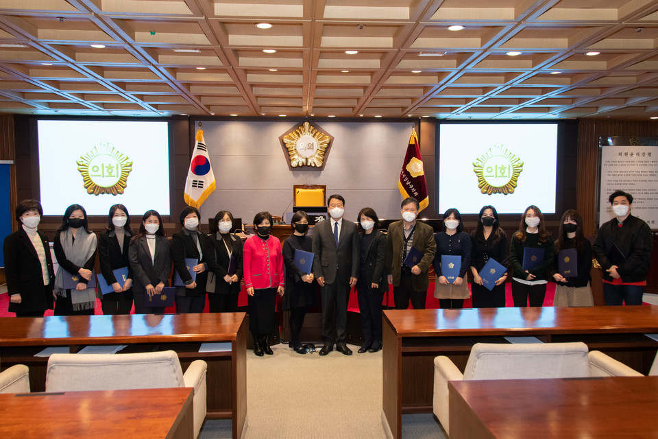 13일 한용대 강남구의회 의장(오른쪽에서 8번째)이 임용장 수여식 후 구의회 직원들과 기념사진을 촬영하고 있다.